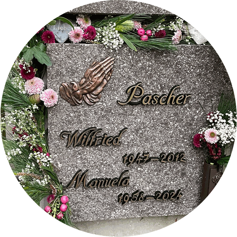 Gepflegtes Urnengrab der Familie Pascher mit Blumenschmuck
